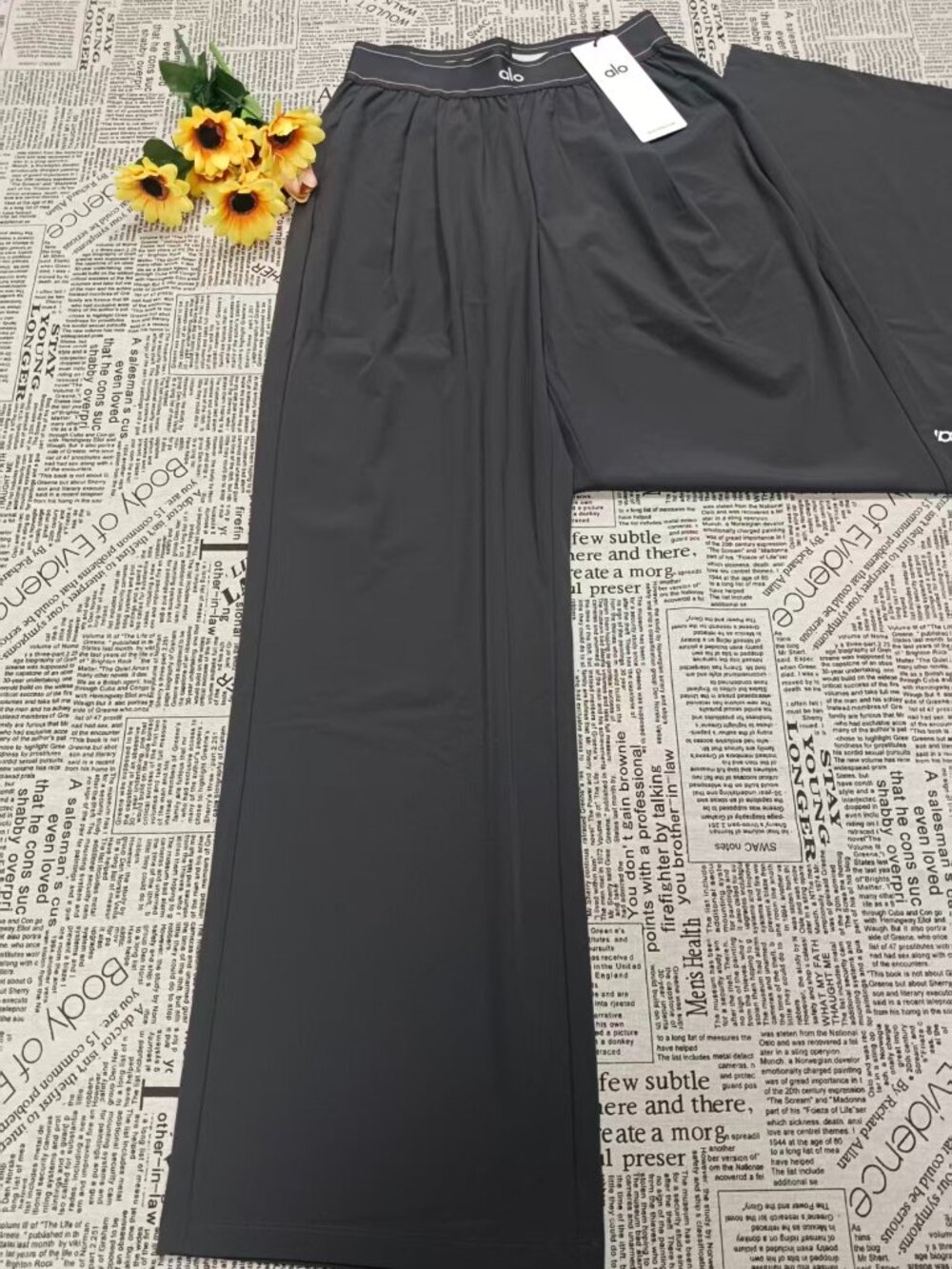 🐋Dark GreyAlo Yoga‍ Suit Up Trouser | Figure Flattering | Versatile (Regular)🍩